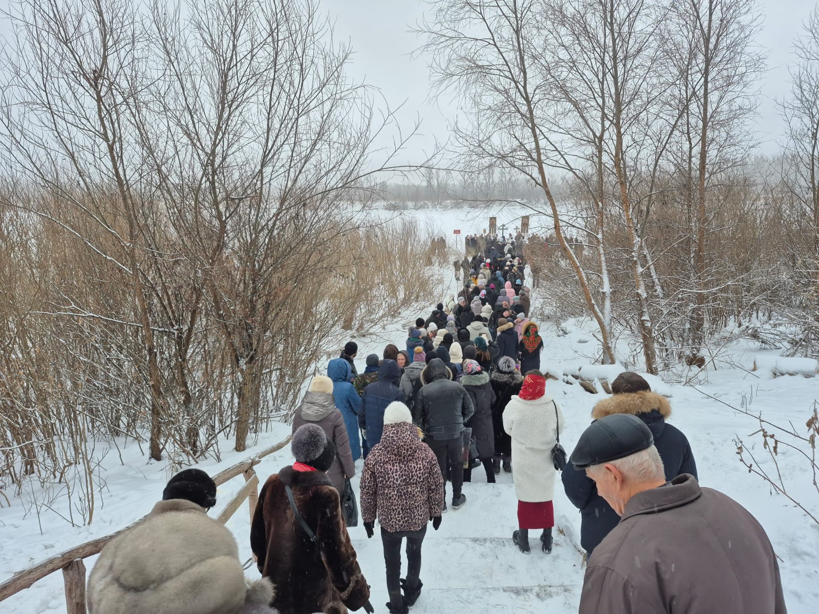 На лед по 10 человек: как проходит Крещение в Уральске
